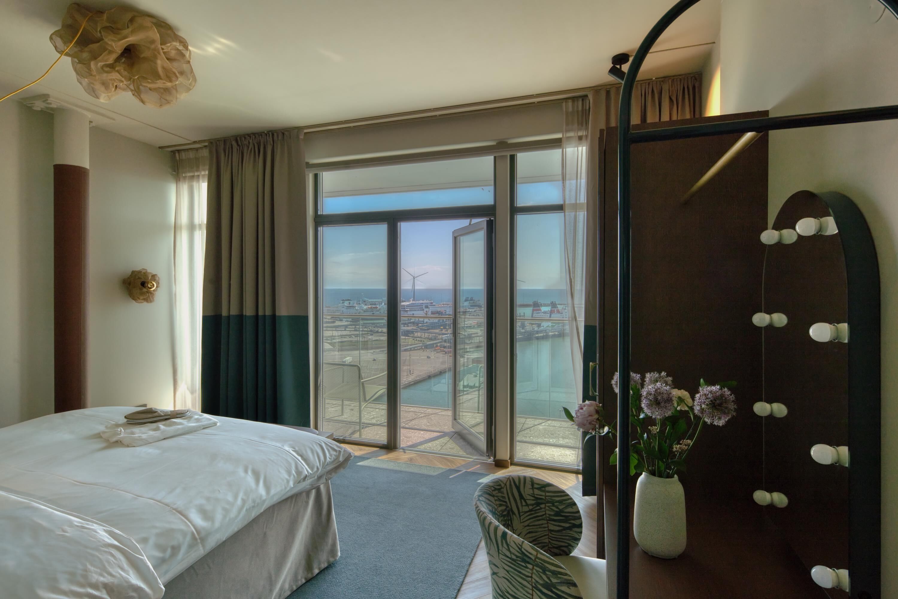 Deluxe Suite, 1 King Bed, Balcony, Sea View