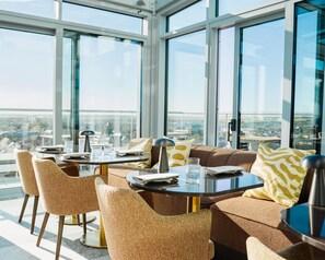 3 restaurants; lunch and dinner served