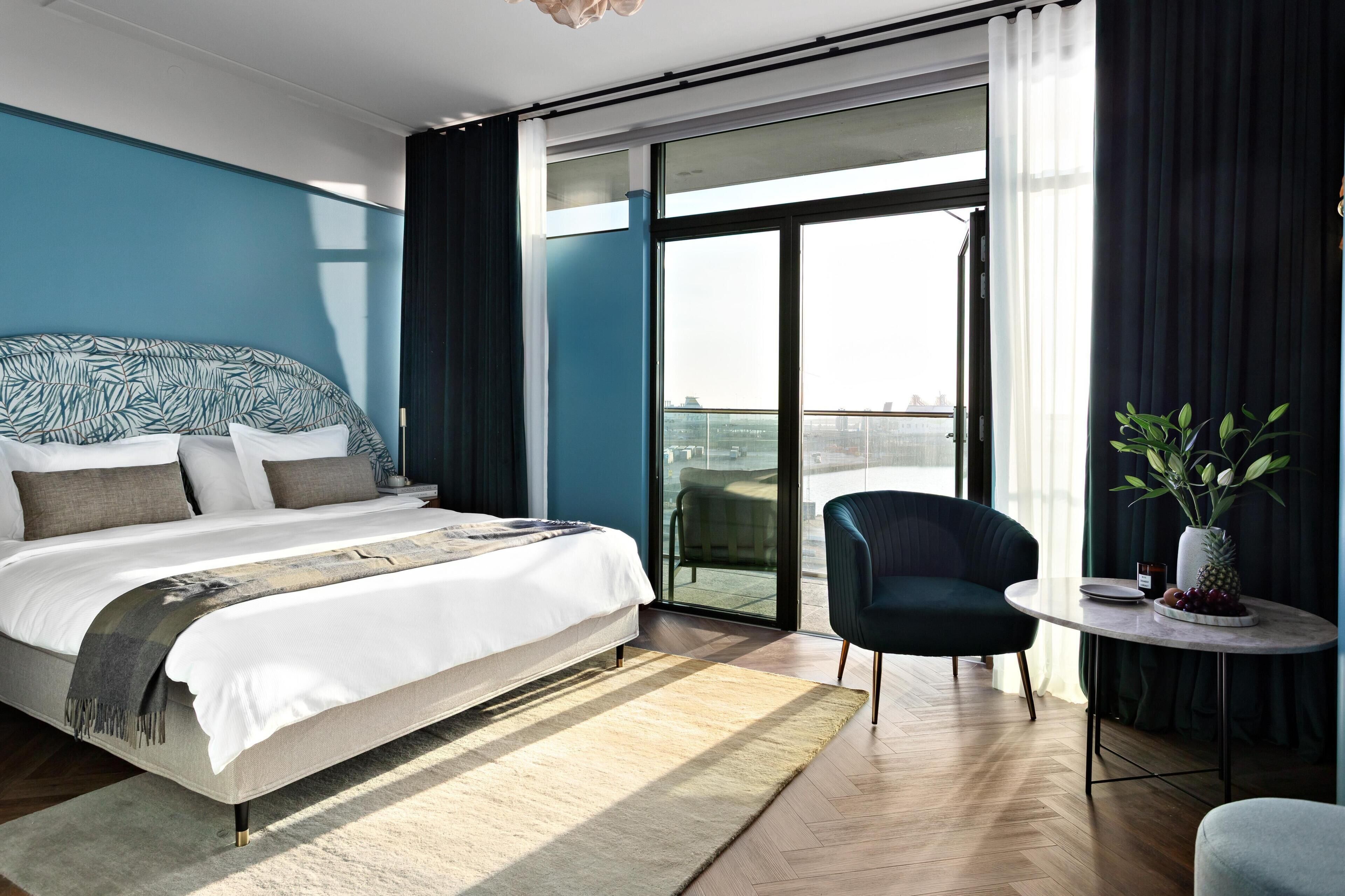 Premium bedding, in-room safe, desk, laptop workspace