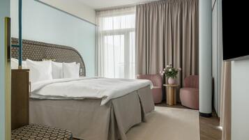 Premium bedding, in-room safe, desk, laptop workspace