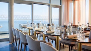 3 restaurants; lunch and dinner served