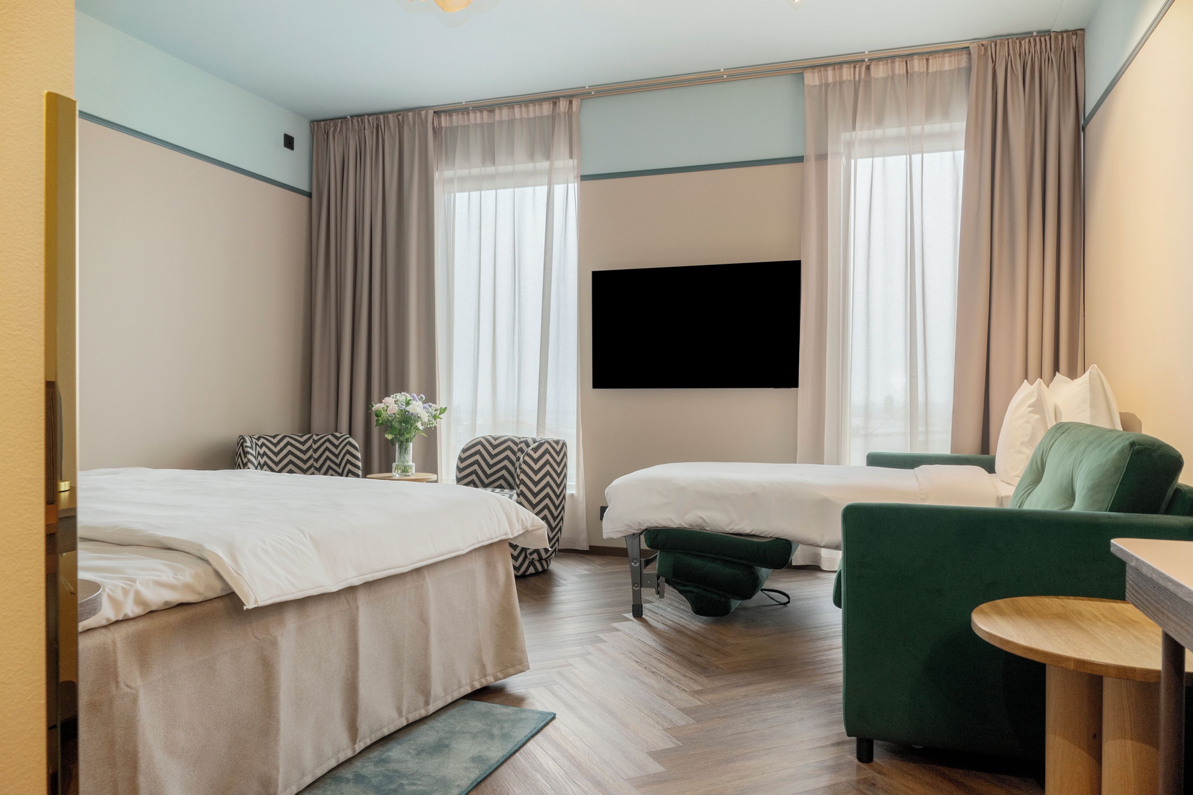 Ropa de cama de alta calidad y caja de seguridad en la habitación 