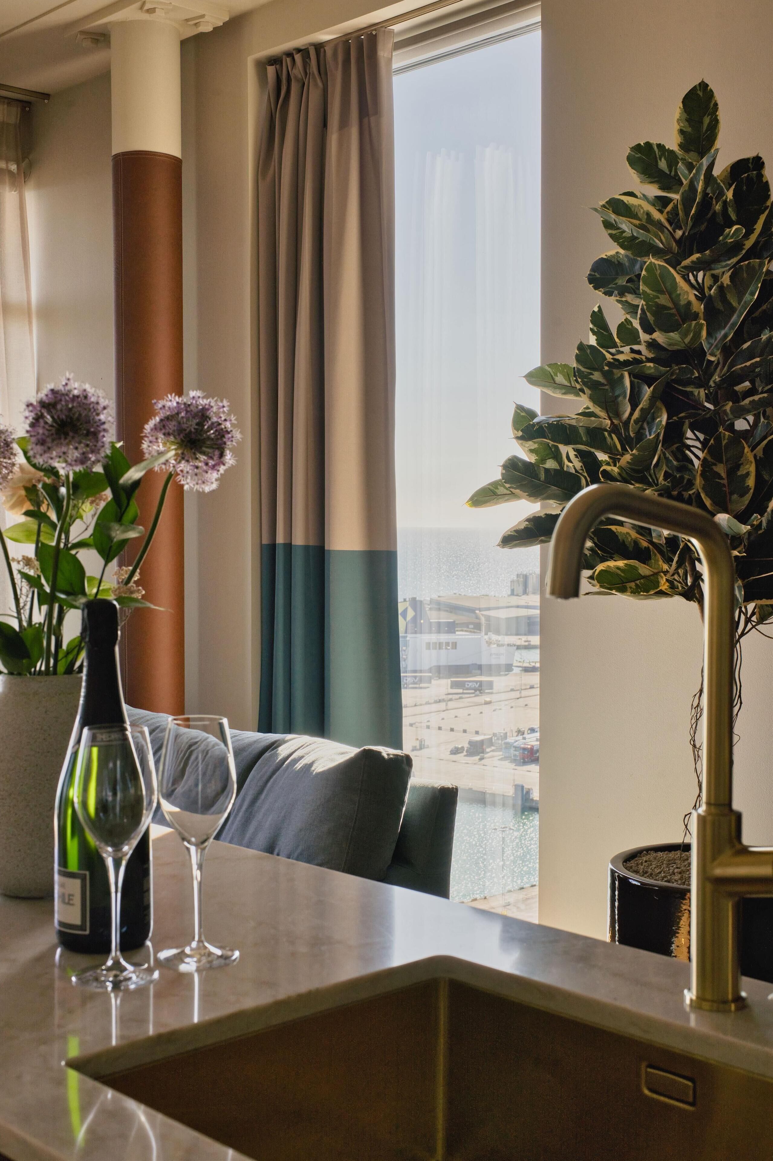 Deluxe suite, 1 kingsize bed, balkon, uitzicht op zee | Luxe beddengoed, een kluis op de kamer, een bureau, een laptopwerkplek