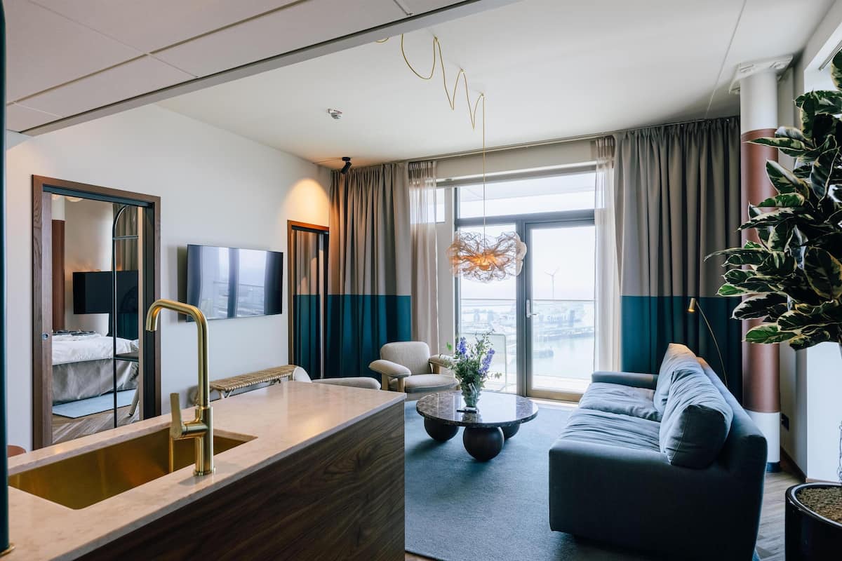 Penthouse King Suite with Balcony and Sea View including spa & pool club access