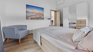 3 bedrooms, iron/ironing board, Internet, bed sheets - Villa Enja in tranquille village with heated salted pool (Vintijan)