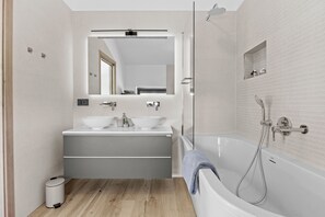 Shower, free toiletries, hair dryer, towels - Villa Enja in tranquille village with heated salted pool (Vintijan)
