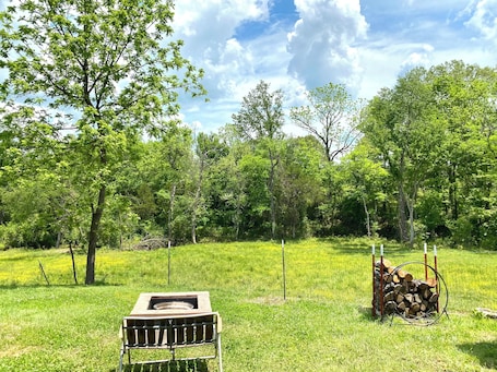 Outdoor dining. Tranquil 2-bedroom house with AC, fire pit, & game room in the Ozarks