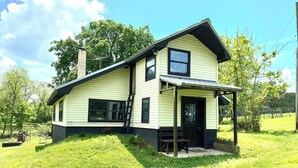 Exterior - Tranquil 2-bedroom house with AC, fire pit, & game room in the Ozarks (Marshall)