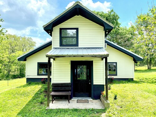 Tranquil 2-bedroom house with AC, fire pit, & game room in the Ozarks