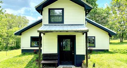 Tranquil 2-bedroom house with AC, fire pit, & game room in the Ozarks