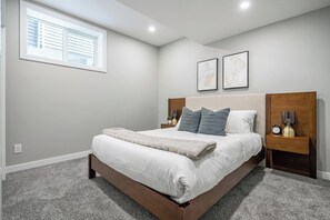 2 bedrooms, desk, WiFi, bed sheets - The Emperor | Great Location | Fire Pit | Spacious (Airdrie)