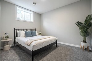 2 bedrooms, desk, WiFi, bed sheets - The Emperor | Great Location | Fire Pit | Spacious (Airdrie)