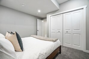 2 chambres, bureau, Wi-Fi, literie fournie