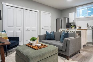 TV - The Emperor | Great Location | Fire Pit | Spacious (Airdrie)