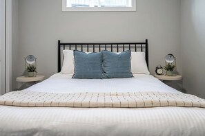 2 bedrooms, desk, WiFi, bed sheets - The Emperor | Great Location | Fire Pit | Spacious (Airdrie)