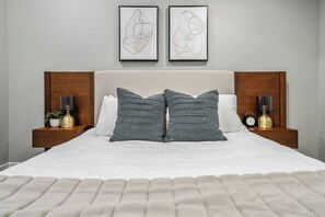 2 bedrooms, desk, WiFi, bed sheets - The Emperor | Great Location | Fire Pit | Spacious (Airdrie)