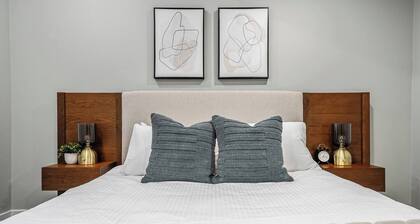 The Emperor | Great Location | Fire Pit | Spacious