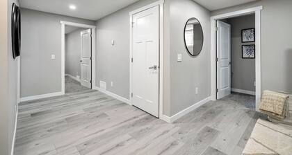 The Emperor | Great Location | Fire Pit | Spacious
