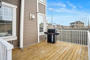 Terrace/patio - The Empress | Fire Pit | Dbl Garage | Office | BBQ (Airdrie)
