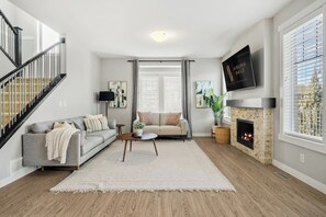 TV, fireplace - The Empress | Fire Pit | Dbl Garage | Office | BBQ (Airdrie)