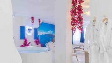 Een bubbelbad, een haardroger, handdoeken, zeep