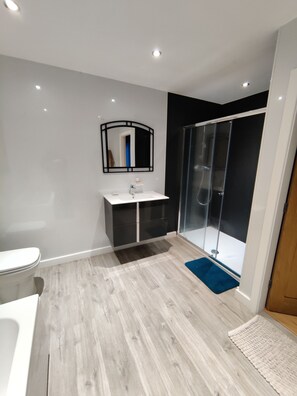 Shower, hair dryer, towels, toilet paper - Norwood Annex Durham (detached Bungalow) (County Durham)