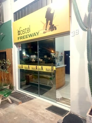 Exterior detail - HOSTEL FREEWAY (Brasília)