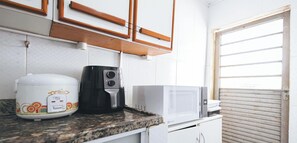 Jääkaappi, mikroaaltouuni, liesi, leivänpaahdin