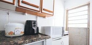 Geladeira, micro-ondas, cooktop, torradeira