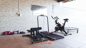 Fitness facility - Suite em Guriri Norte com Piscina em Casa na Praia (São Mateus)