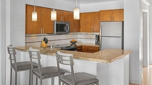 Kjøleskap, mikrobølgeovn, ovn og kokeplater