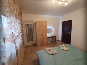 3 quartos, ferros/tábuas de passar roupa, Wi-Fi, roupa de cama