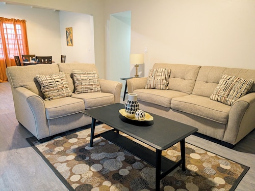 Suite Little Coconut: Cozy modern 1BR/1BA house in Antigua with AC