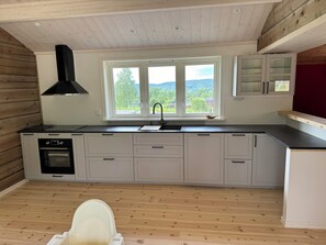 Private kitchen - Nice new large cottage in Evertsberg near Mora and Sälen (Älvdalen)