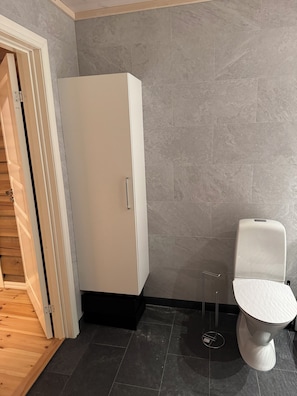 Dusch, hårtork, handdukar och tvål