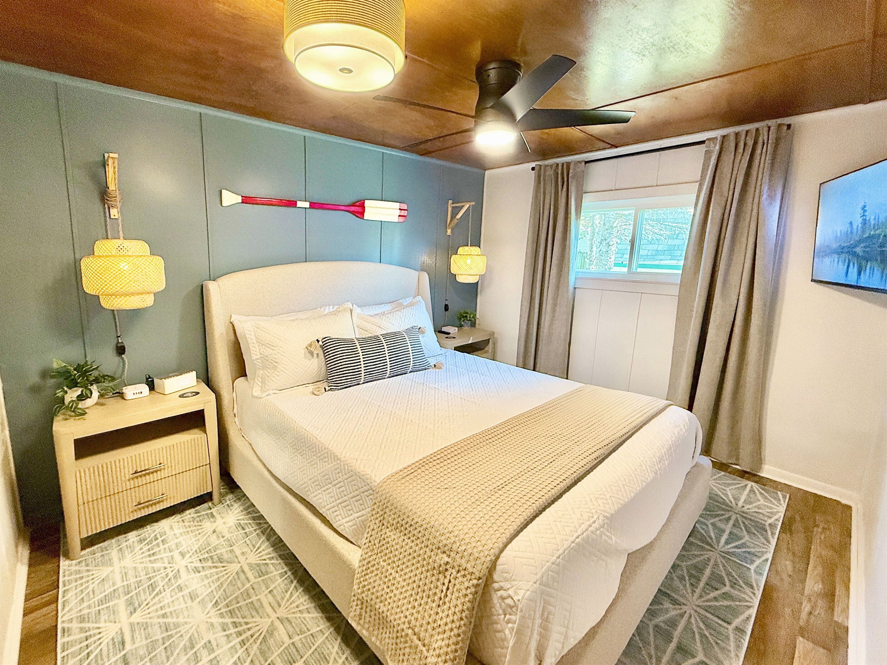 Tabla de planchar con plancha, wifi gratis y ropa de cama 