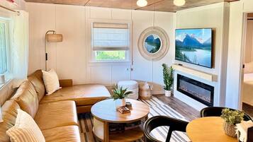 TV connectée, cheminée, chaîne hi-fi