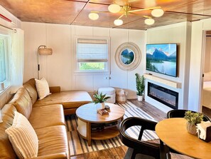 Smart TV, fireplace, stereo