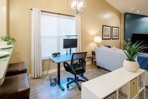 Una Smart TV, una chimenea, libros, una pantalla de ordenador