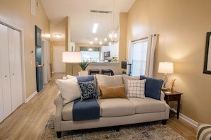 Smart TV, fireplace, books, computer monitors - Feels Like Home - Fast Wi-Fi, Coffee Bar, Quiet (Lexington)