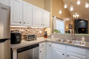 Fridge, microwave, oven, stovetop - Feels Like Home - Fast Wi-Fi, Coffee Bar, Quiet (Lexington)