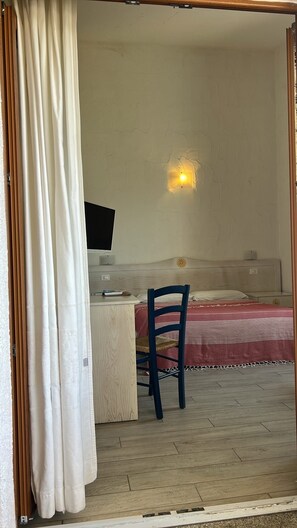 Iron/ironing board, WiFi, bed sheets - Seafront villa (Cala Caterina)