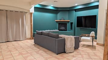 Smart-TV, Kamin, Bücher