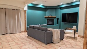 Smart-tv, een open haard en boeken