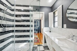 Hair dryer, towels - UTD Base Camp | 15 min from SMU (Richardson)