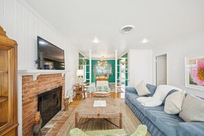 TV, books - UTD Base Camp | 15 min from SMU (Richardson)
