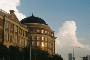 A large, historic building with a prominent dome and classical architecture. - UTD Base Camp | 15 min from SMU (Richardson)