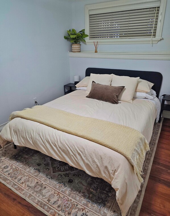 2 bedrooms, iron/ironing board, travel crib, free WiFi - Cozy 2 Bed Guesthouse in Vibrant Marda Loop (Calgary)