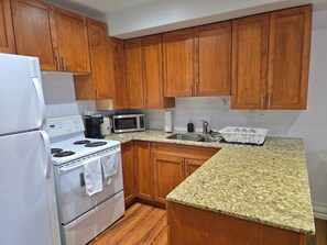 Fridge, microwave, oven, stovetop - Cozy 2 Bed Guesthouse in Vibrant Marda Loop (Calgary)