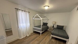 3 habitaciones, tabla de planchar con plancha, wifi y ropa de cama 